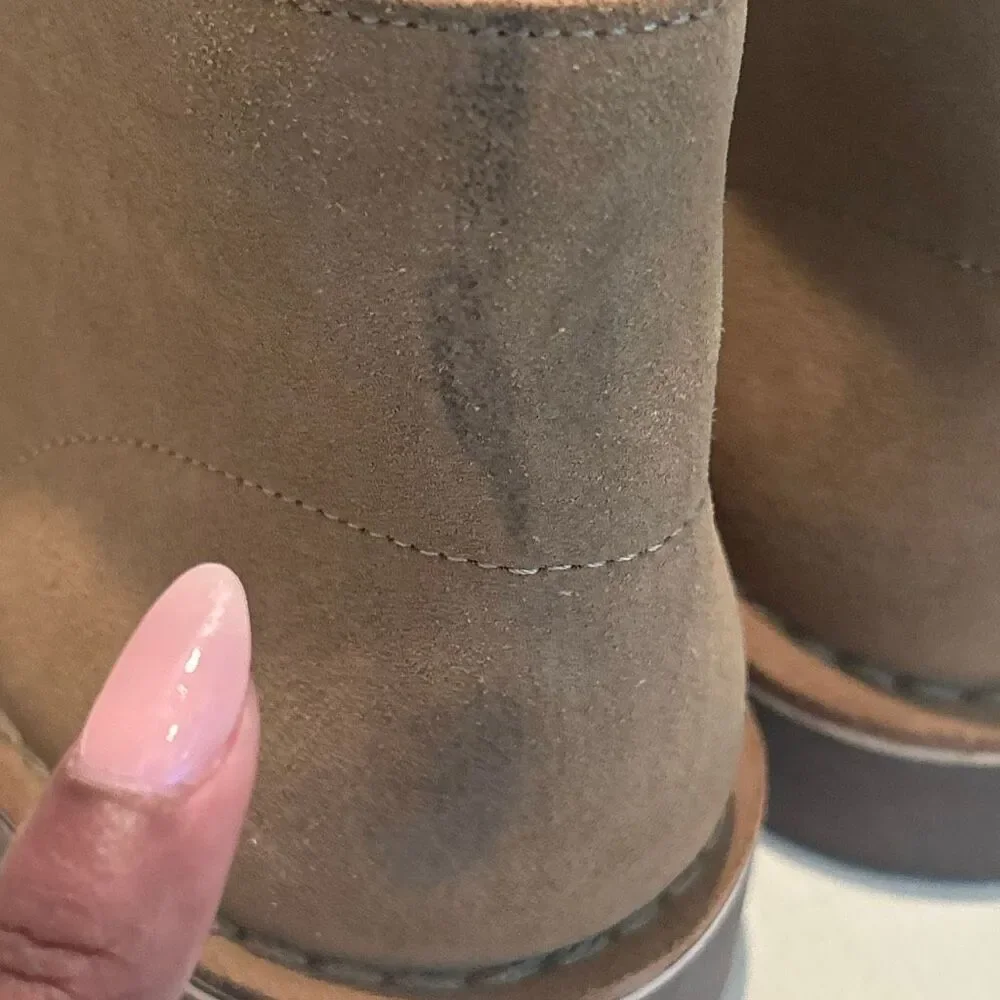 Clarks Mens Size 8.5 Shepton Chukka Boots Sand Suede Leather Comfort Capsule NWT